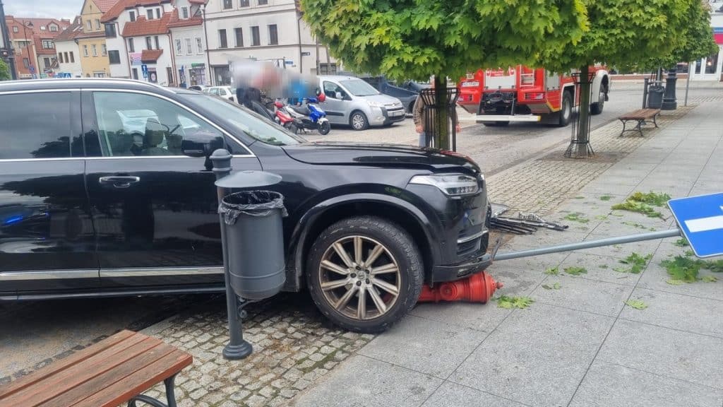 Bogaty kierowca zdemolował centrum miasta. - Szaleńczy rajd przedsiębiorcy! Taranował wszystko, a na koniec rozbił się o Urząd Miasta!