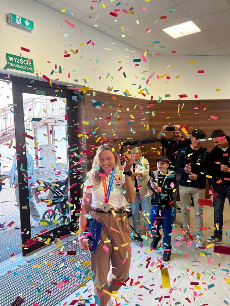 Srebro w olimpijskiej klasie ILCA 6! Wielki sukces zawodniczki z Mazur. - Żeglarka z Mazur wicemistrzynią świata!