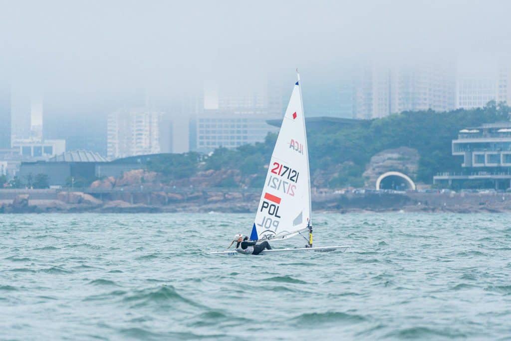 Srebro w olimpijskiej klasie ILCA 6! Wielki sukces zawodniczki z Mazur. - Żeglarka z Mazur wicemistrzynią świata!