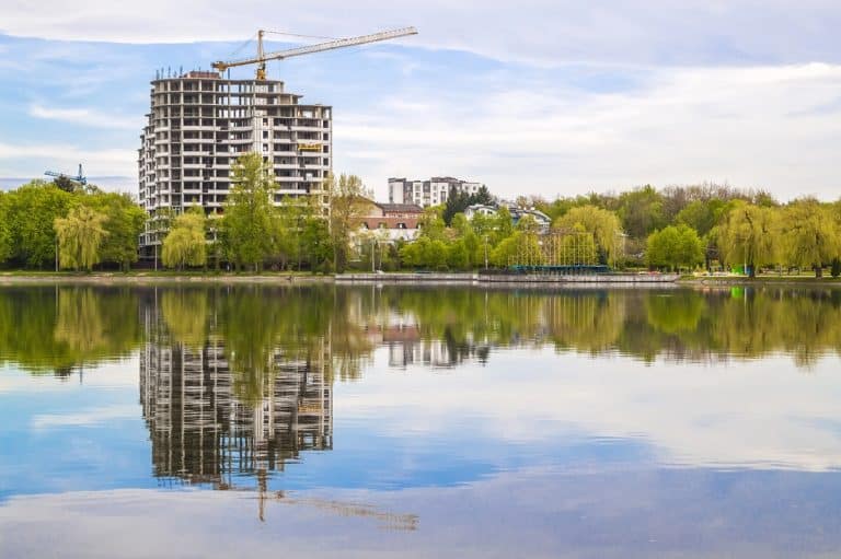 mieszkanie nad jeziorem