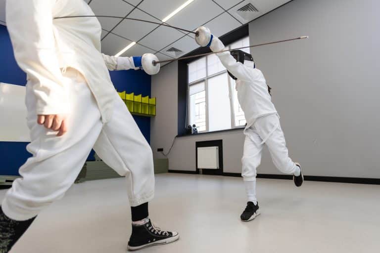 młodzi adepci szermierki