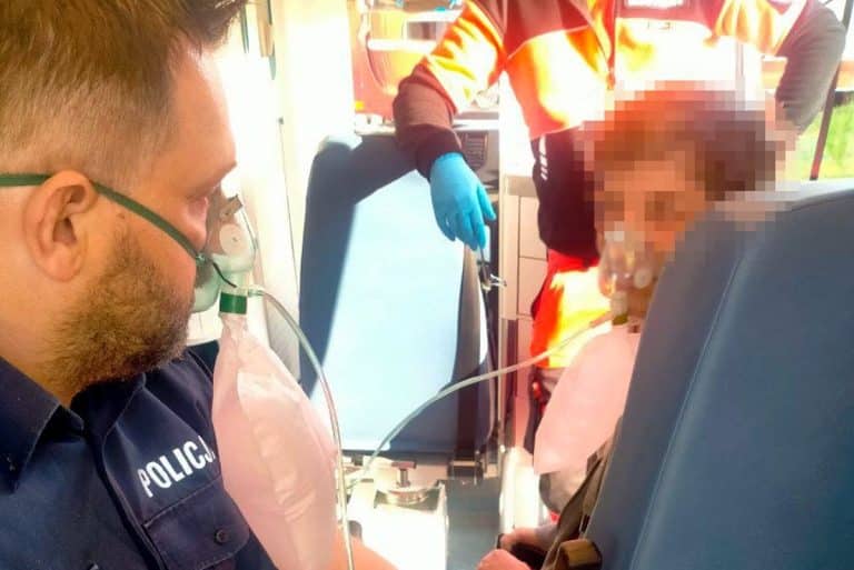 Policjanci wyważyli drzwi i wynieśli mężczyznę z płonącego mieszkania