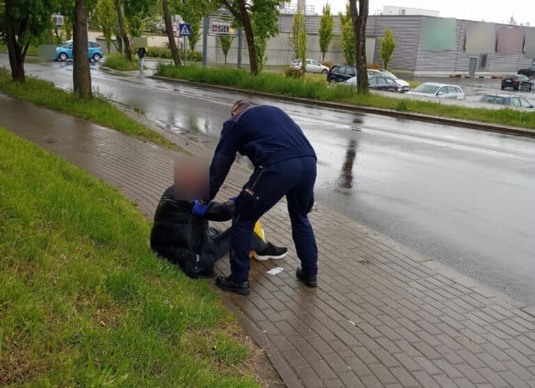 nietrzeźwy na chodniku