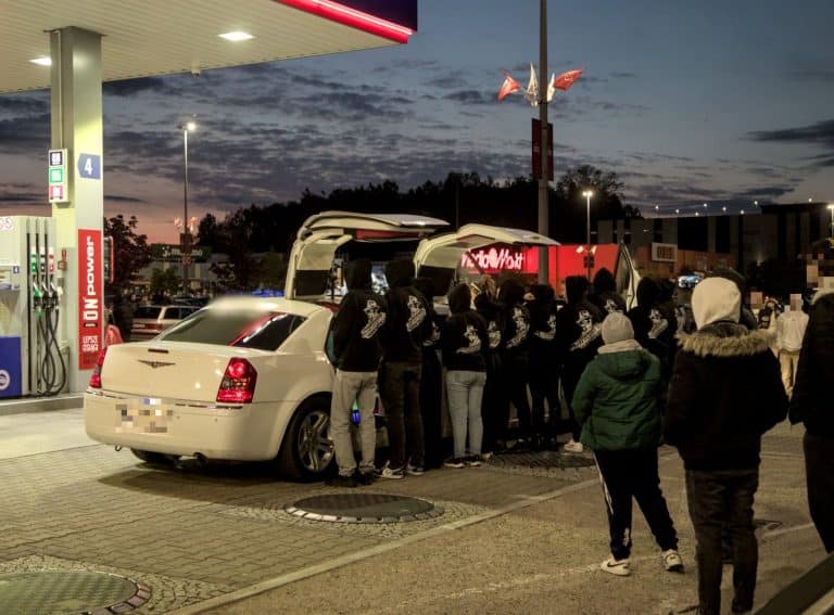 uczestnicy nielegalnych wyścig&oacute;w