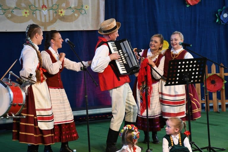 zesp&oacute;ł ludowy na scenie