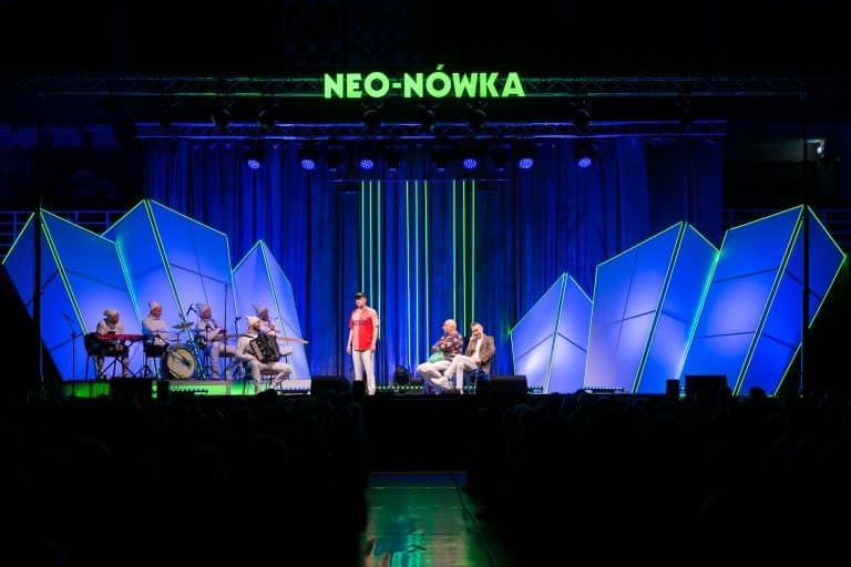 Kabaret Neo-Nówka w Ostródzie z nowym programem „Pokolenie DNA"! Nie przegap tego wieczoru pełnego śmiechu!