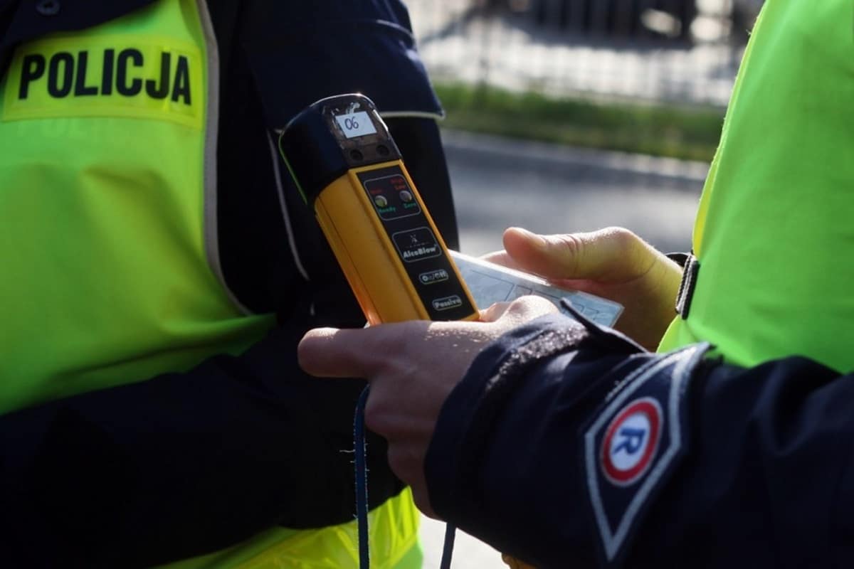 policjanci z alkomatem