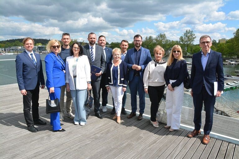 Robert Szewczyk i urzędnicy