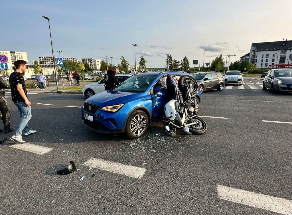 Zderzenie motocyklisty z osobówką w Olsztynie. - 19-letni motocyklista trafił do szpitala po zderzeniu z autem koło Decathlonu