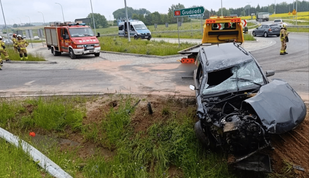 Policja ukarała go mandatem w wysokości 3 tys. złotych. - Groźny wypadek na rondzie między Ostródą a Samborowem. Kierowca trafił do szpitala