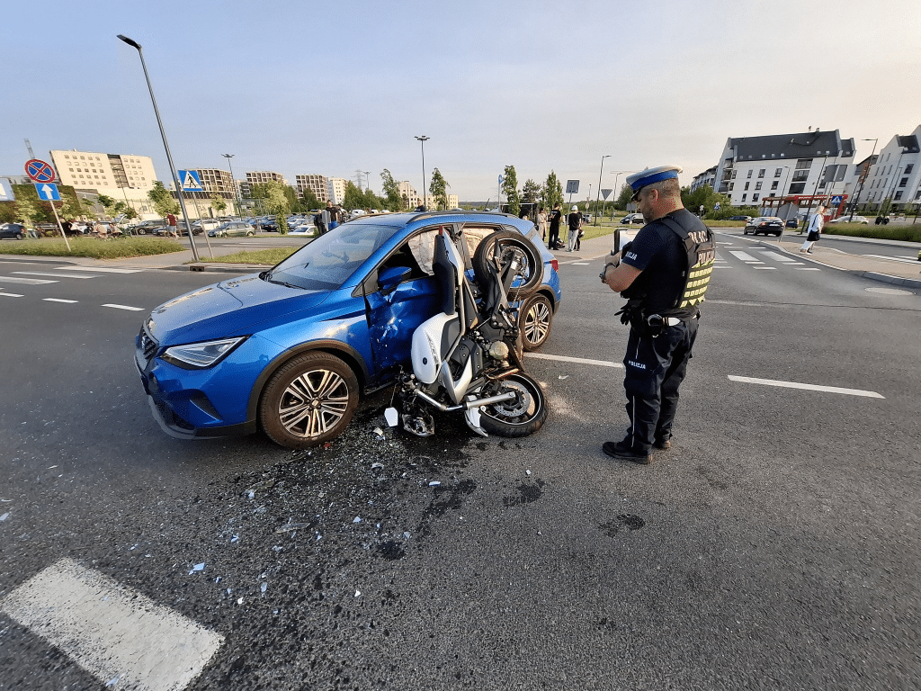 Zderzenie motocyklisty z osobówką w Olsztynie. - 19-letni motocyklista trafił do szpitala po zderzeniu z autem koło Decathlonu