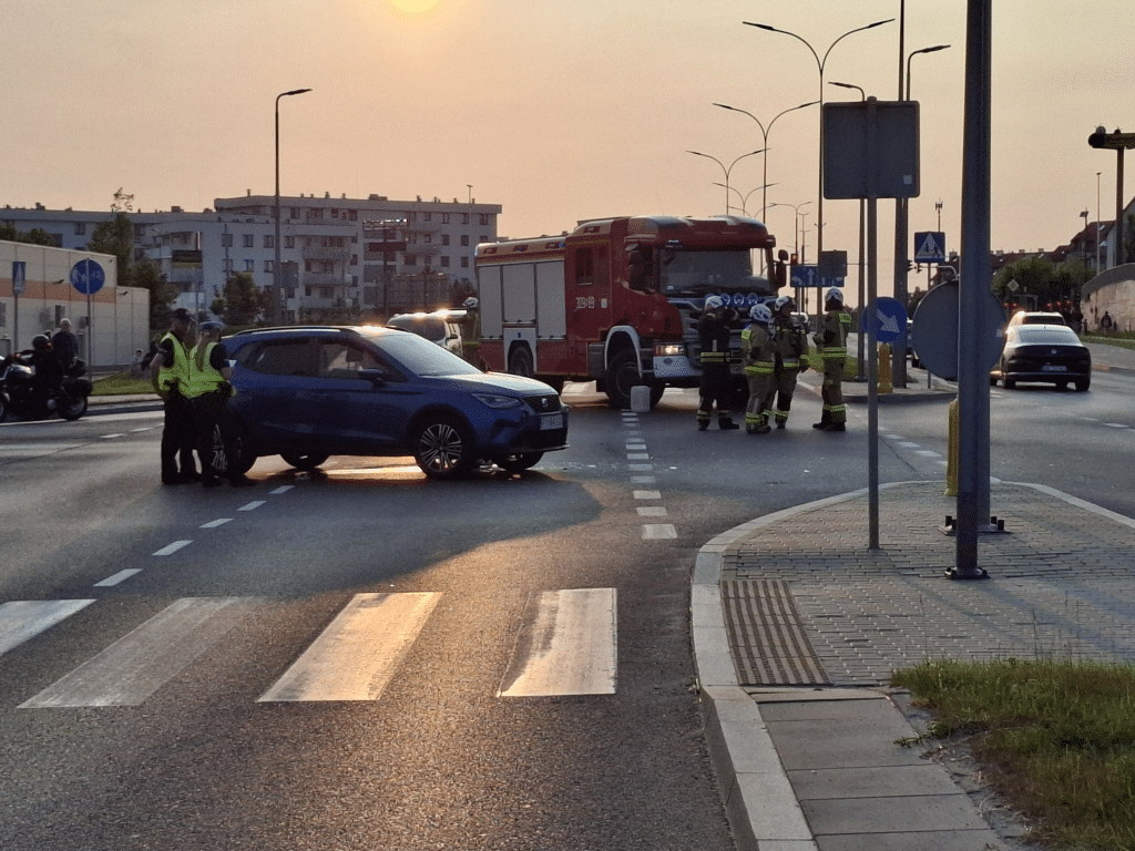 Zderzenie motocyklisty z osobówką w Olsztynie. - 19-letni motocyklista trafił do szpitala po zderzeniu z autem koło Decathlonu
