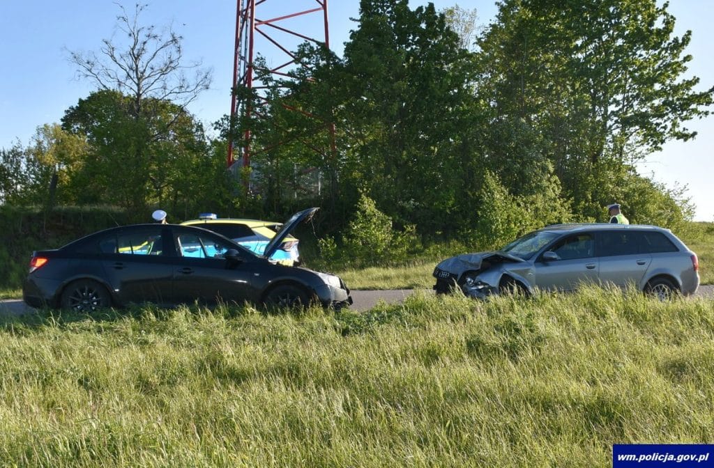 Nie opanował auta na zakręcie! Uderzył w samochód, którym podróżowała mama z dwójką dzieci. - Czołówka na Mazurach! Dziecko zabrane śmigłowcem do szpitala