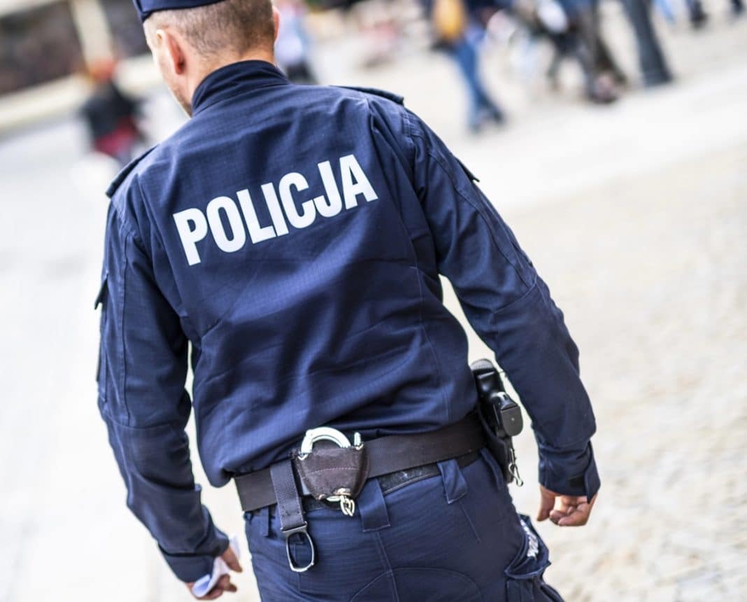 policjant na patrolu