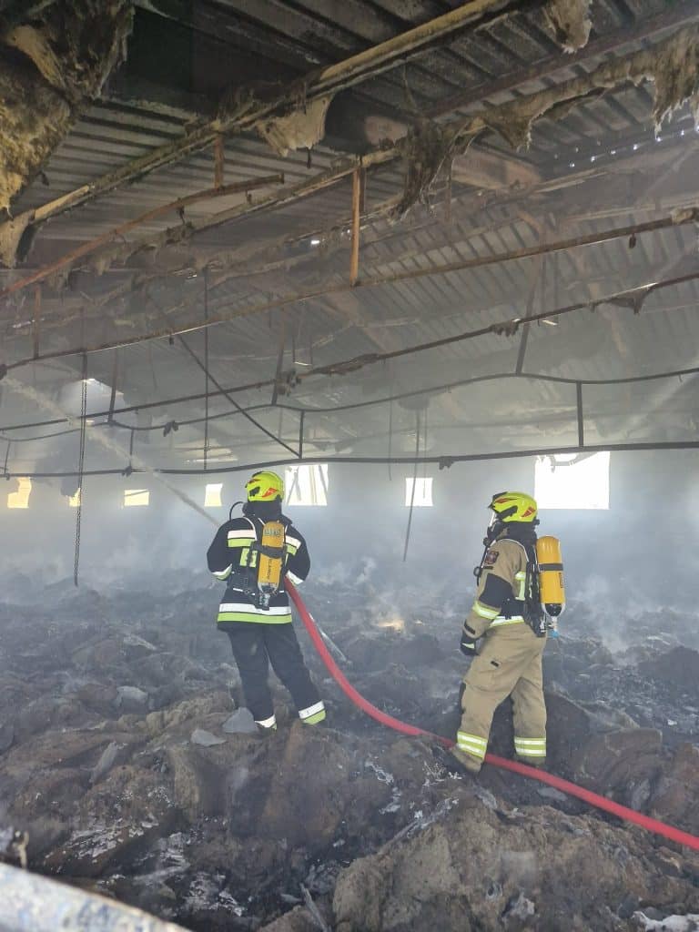 Ponad 50 strażaków walczyło z ogniem. - Pożar kurnika w powiecie ostródzkim. Jedna osoba ciężko poparzona