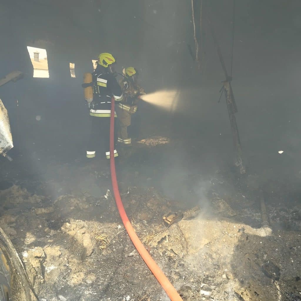 Ponad 50 strażaków walczyło z ogniem. - Pożar kurnika w powiecie ostródzkim. Jedna osoba ciężko poparzona