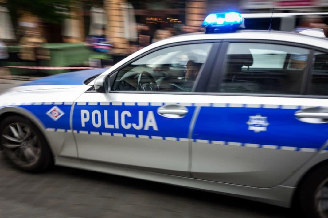 radiowóz policyjny na sygnale