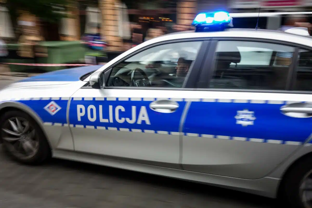 radiowóz policyjny na sygnale