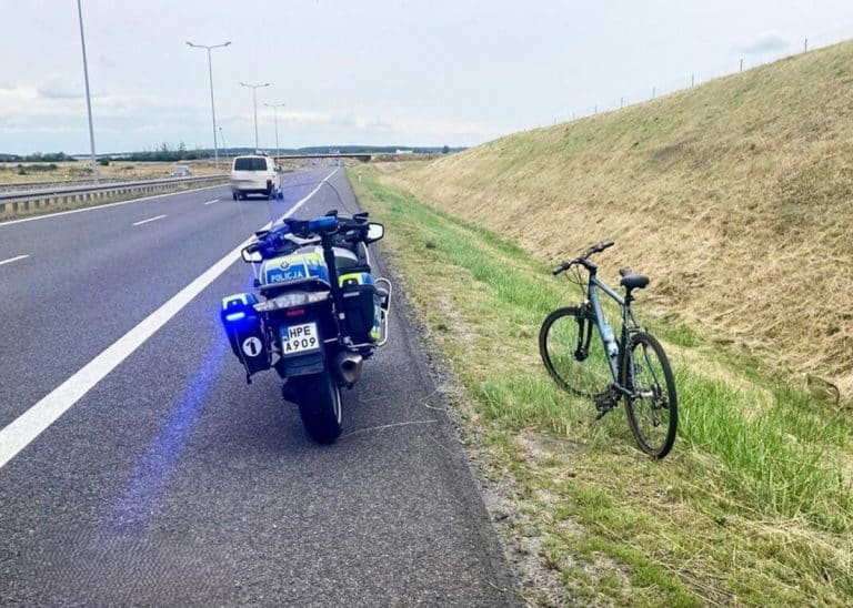 rowerzysta na drodze ekspresowej