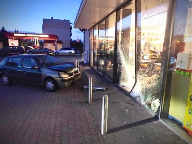 samochód wjechał w sklep