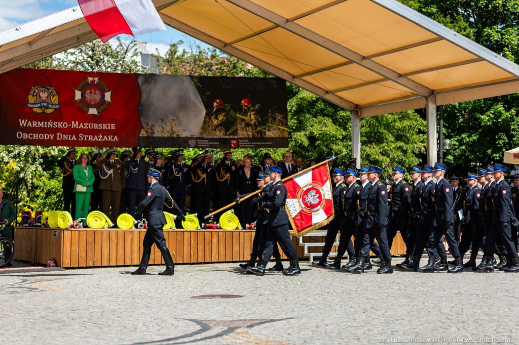 Wojewódzkie Obchody Dnia Strażaka. - Tłumy na Starym Mieście i łzy wzruszenia. Tak Warmia i Mazury dziękowały strażakom
