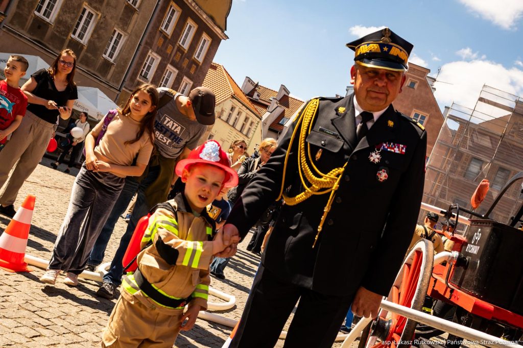 Wojewódzkie Obchody Dnia Strażaka. - Tłumy na Starym Mieście i łzy wzruszenia. Tak Warmia i Mazury dziękowały strażakom
