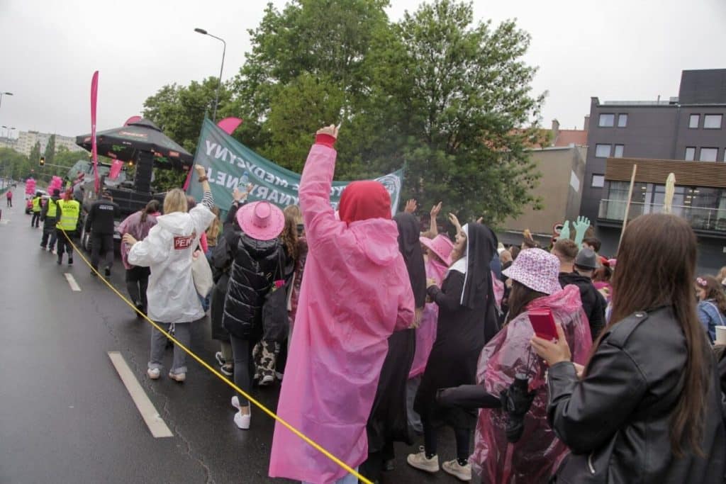 Studenci maszerowali w dobrych humorach mimo deszczu. - Studencka Parada Wydziałów przeszła ulicami Olsztyna. Rozpoczęła się Kortowiada 2025!
