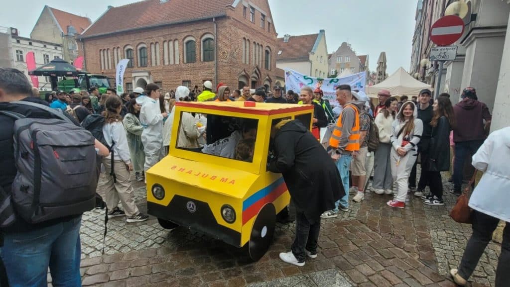 Studenci maszerowali w dobrych humorach mimo deszczu. - Studencka Parada Wydziałów przeszła ulicami Olsztyna. Rozpoczęła się Kortowiada 2025!