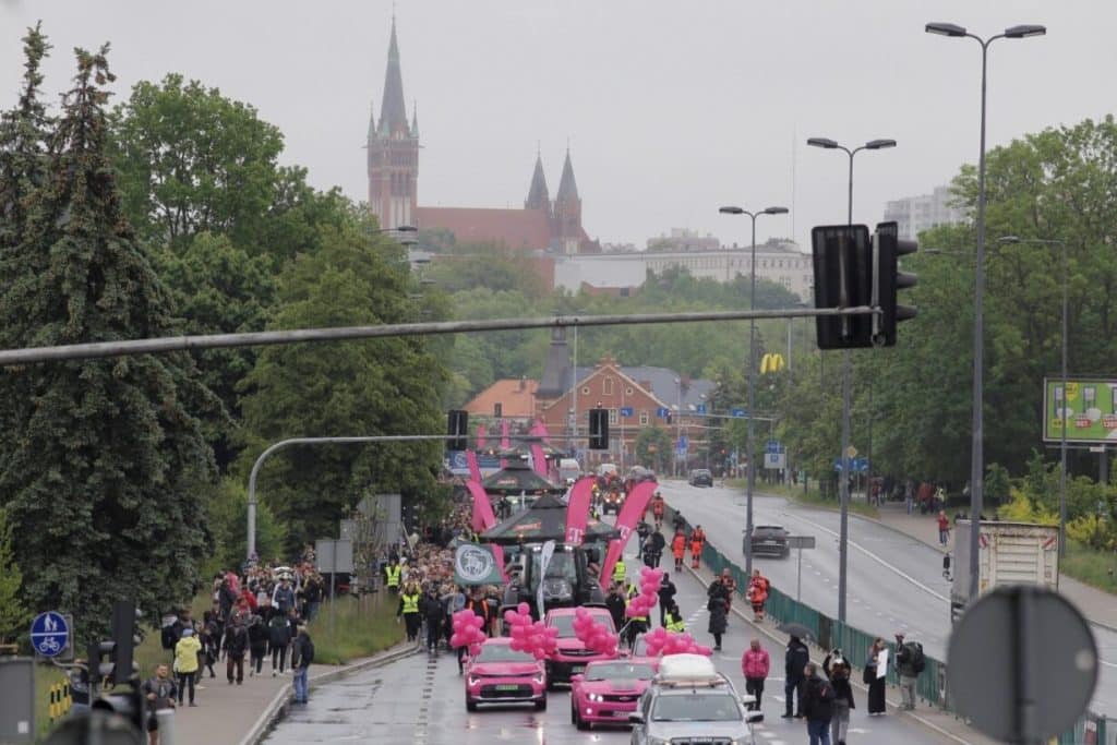 Studenci maszerowali w dobrych humorach mimo deszczu. - Studencka Parada Wydziałów przeszła ulicami Olsztyna. Rozpoczęła się Kortowiada 2025!