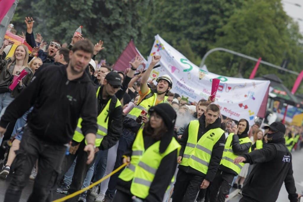 Studenci maszerowali w dobrych humorach mimo deszczu. - Studencka Parada Wydziałów przeszła ulicami Olsztyna. Rozpoczęła się Kortowiada 2025!