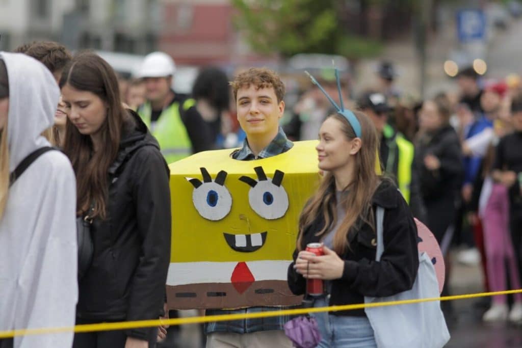Studenci maszerowali w dobrych humorach mimo deszczu. - Studencka Parada Wydziałów przeszła ulicami Olsztyna. Rozpoczęła się Kortowiada 2025!