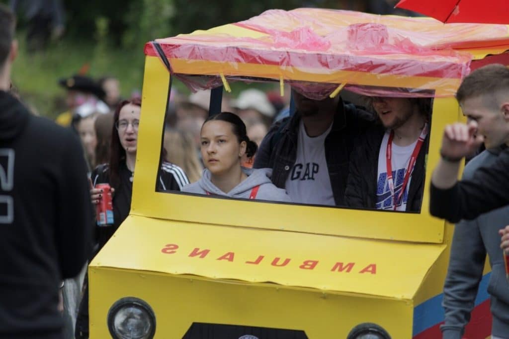 Studenci maszerowali w dobrych humorach mimo deszczu. - Studencka Parada Wydziałów przeszła ulicami Olsztyna. Rozpoczęła się Kortowiada 2025!