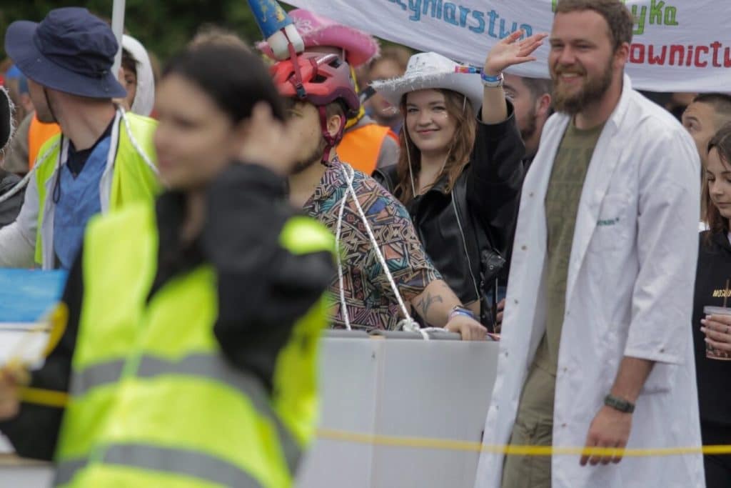 Studenci maszerowali w dobrych humorach mimo deszczu. - Studencka Parada Wydziałów przeszła ulicami Olsztyna. Rozpoczęła się Kortowiada 2025!