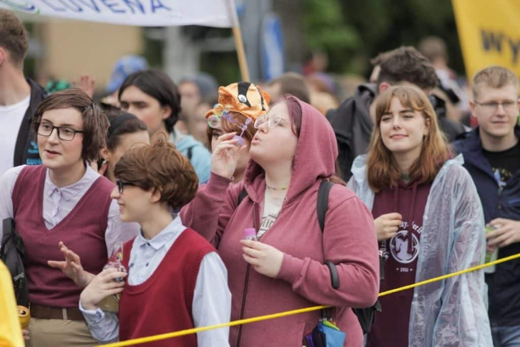 Studenci maszerowali w dobrych humorach mimo deszczu. - Studencka Parada Wydziałów przeszła ulicami Olsztyna. Rozpoczęła się Kortowiada 2025!