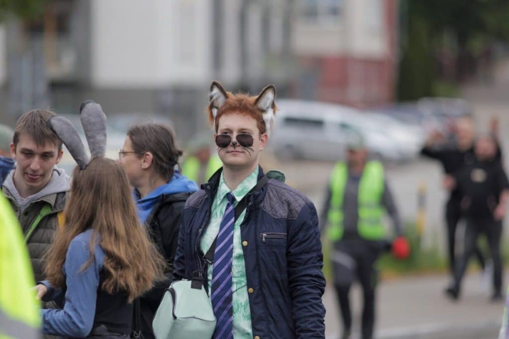 Studenci maszerowali w dobrych humorach mimo deszczu. - Studencka Parada Wydziałów przeszła ulicami Olsztyna. Rozpoczęła się Kortowiada 2025!