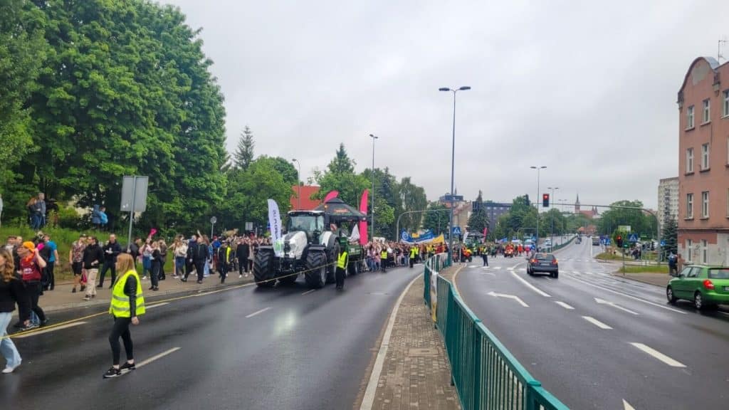 Studenci maszerowali w dobrych humorach mimo deszczu. - Studencka Parada Wydziałów przeszła ulicami Olsztyna. Rozpoczęła się Kortowiada 2025!