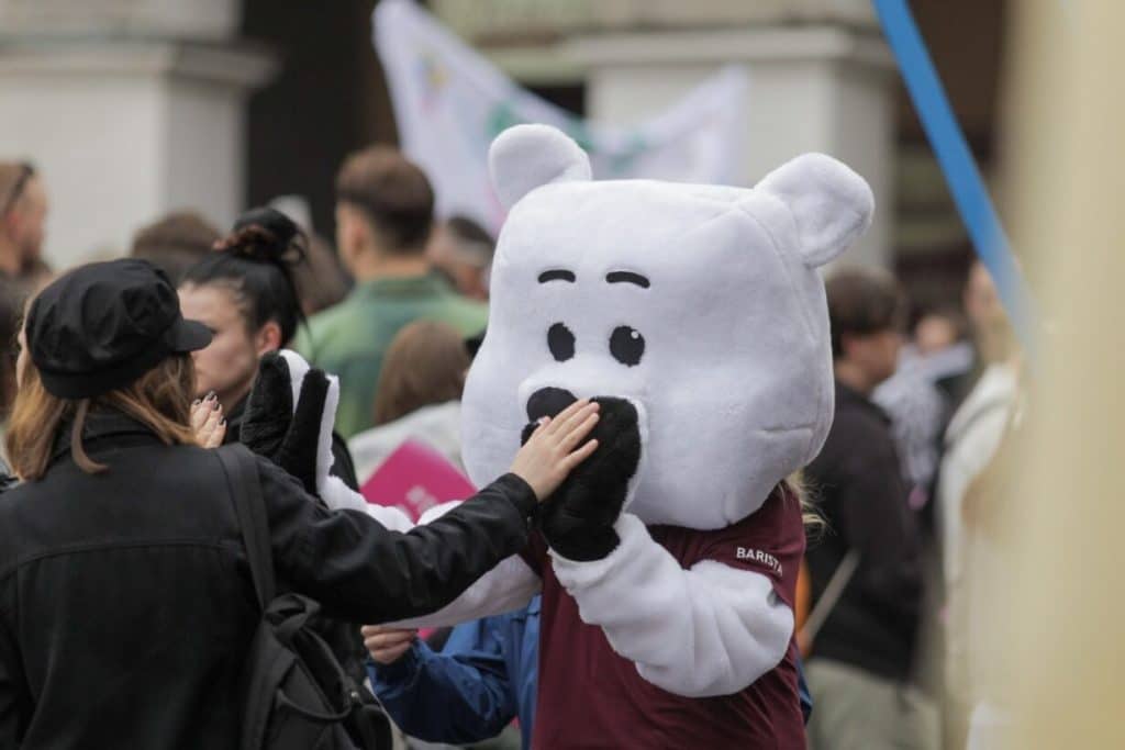Studenci maszerowali w dobrych humorach mimo deszczu. - Studencka Parada Wydziałów przeszła ulicami Olsztyna. Rozpoczęła się Kortowiada 2025!