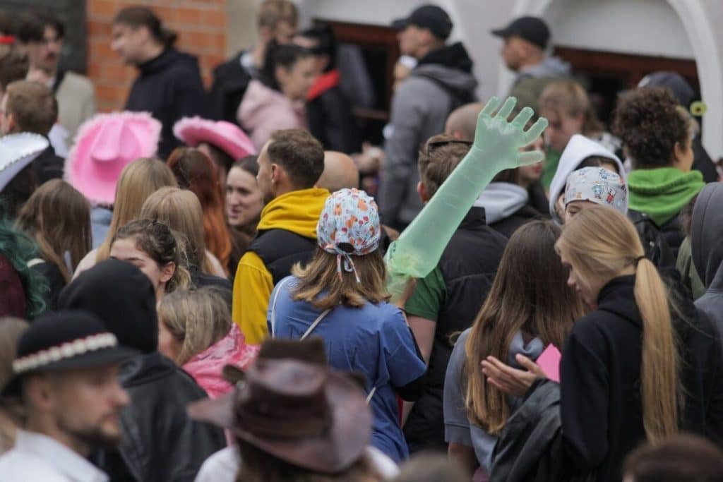 Studenci maszerowali w dobrych humorach mimo deszczu. - Studencka Parada Wydziałów przeszła ulicami Olsztyna. Rozpoczęła się Kortowiada 2025!