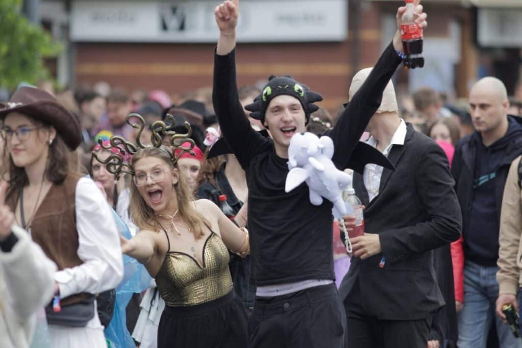 Studenci maszerowali w dobrych humorach mimo deszczu. - Studencka Parada Wydziałów przeszła ulicami Olsztyna. Rozpoczęła się Kortowiada 2025!