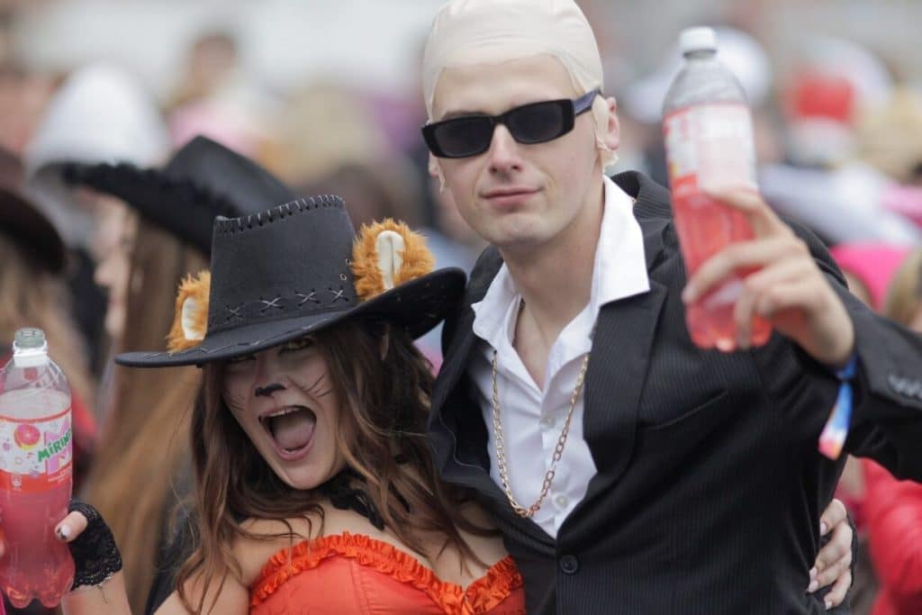 Studenci maszerowali w dobrych humorach mimo deszczu. - Studencka Parada Wydziałów przeszła ulicami Olsztyna. Rozpoczęła się Kortowiada 2025!