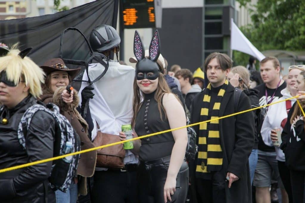 Studenci maszerowali w dobrych humorach mimo deszczu. - Studencka Parada Wydziałów przeszła ulicami Olsztyna. Rozpoczęła się Kortowiada 2025!