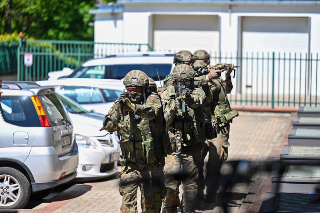 Zamieszanie w olsztyńskiej rozgłośni! Dziennikarze musieli opuścić budynek. - Ewakuacja Radia Olsztyn przez wojsko