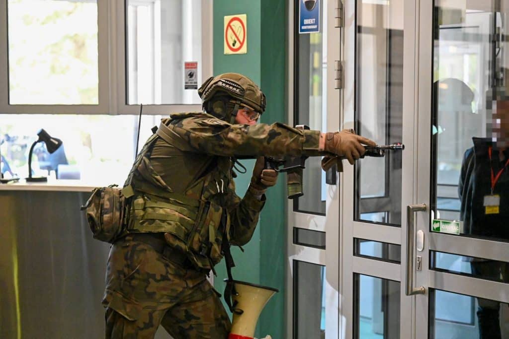 Zamieszanie w olsztyńskiej rozgłośni! Dziennikarze musieli opuścić budynek. - Ewakuacja Radia Olsztyn przez wojsko