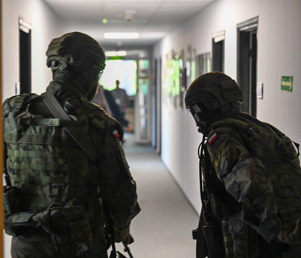 Zamieszanie w olsztyńskiej rozgłośni! Dziennikarze musieli opuścić budynek. - Ewakuacja Radia Olsztyn przez wojsko