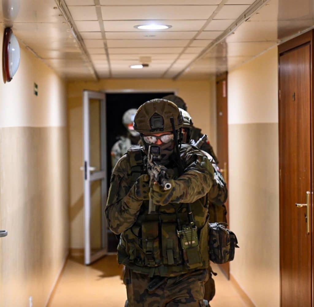 Zamieszanie w olsztyńskiej rozgłośni! Dziennikarze musieli opuścić budynek. - Ewakuacja Radia Olsztyn przez wojsko