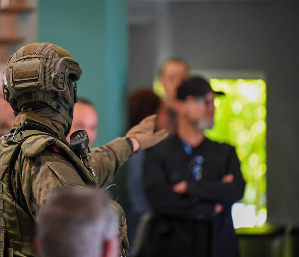 Zamieszanie w olsztyńskiej rozgłośni! Dziennikarze musieli opuścić budynek. - Ewakuacja Radia Olsztyn przez wojsko