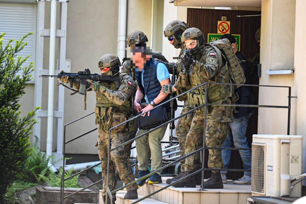 Zamieszanie w olsztyńskiej rozgłośni! Dziennikarze musieli opuścić budynek. - Ewakuacja Radia Olsztyn przez wojsko