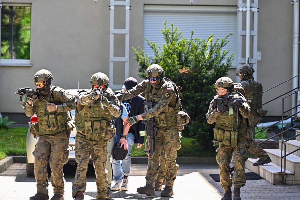 Zamieszanie w olsztyńskiej rozgłośni! Dziennikarze musieli opuścić budynek. - Ewakuacja Radia Olsztyn przez wojsko