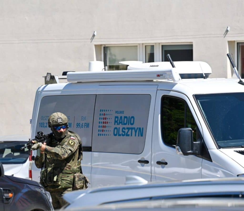 Zamieszanie w olsztyńskiej rozgłośni! Dziennikarze musieli opuścić budynek. - Ewakuacja Radia Olsztyn przez wojsko