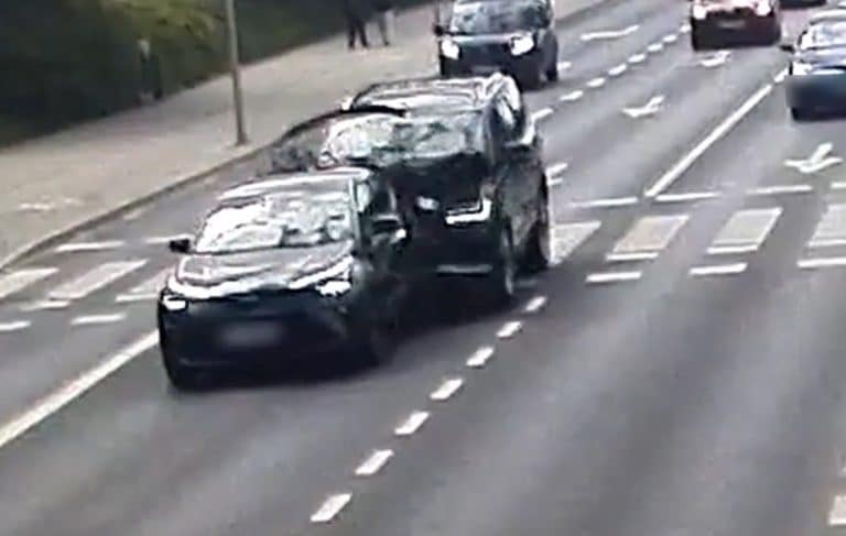 zderzenie dw&oacute;ch aut pod galerią